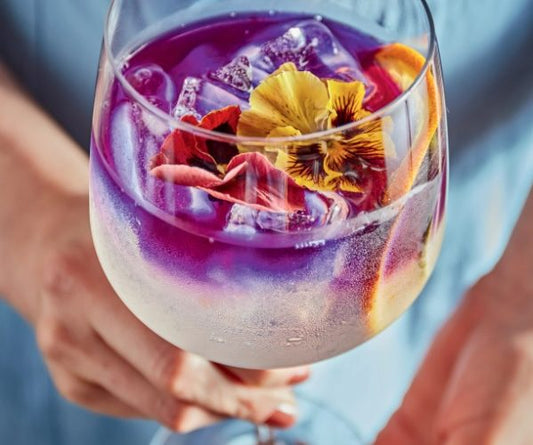 3 idées de boissons glacées avec la Fleur de clitoria
